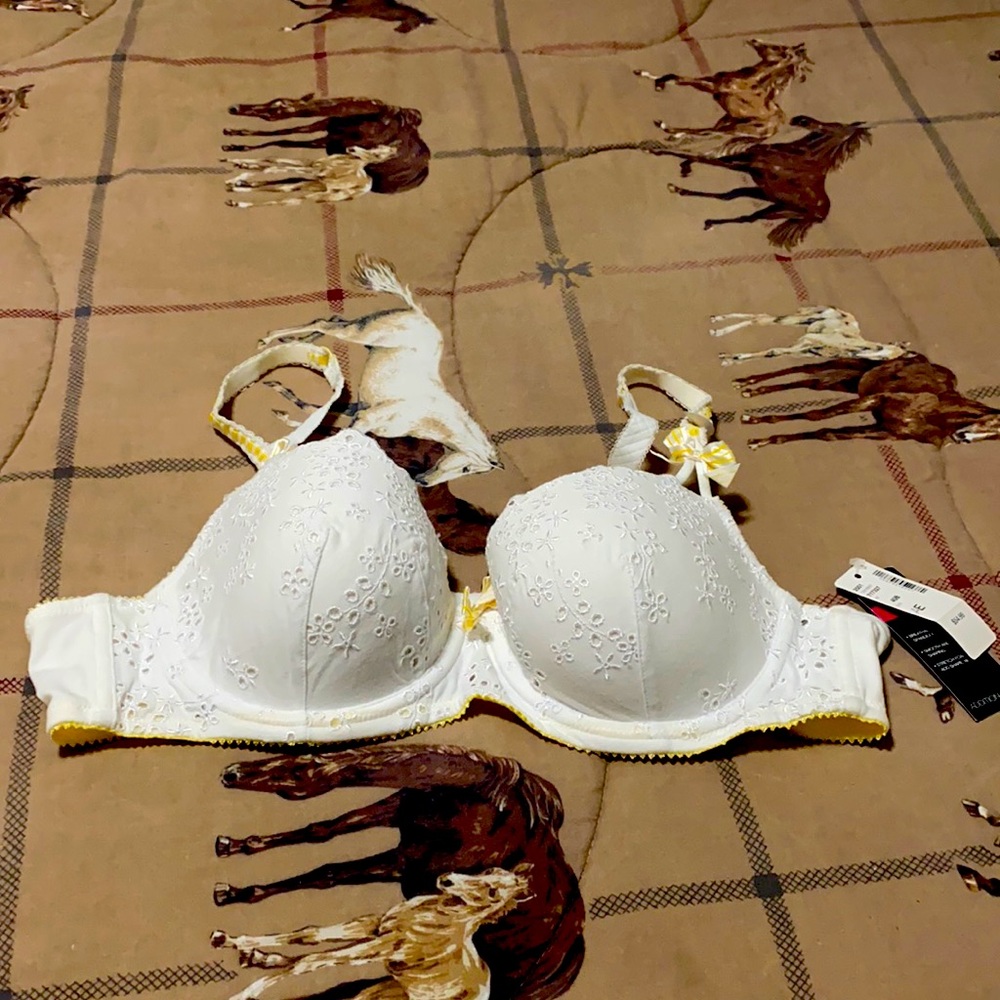 I am selling a bra in size 40B.